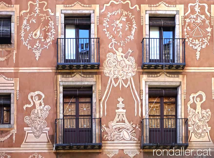 Esgrafiat de la Casa del Gremi de Tenders Revenedors de Barcelona.
