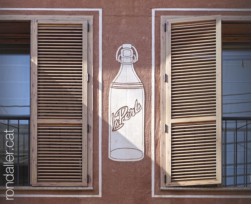 Esgrafiat d'una ampolla de gasosa al carrer Sant Cugat de Mataró.