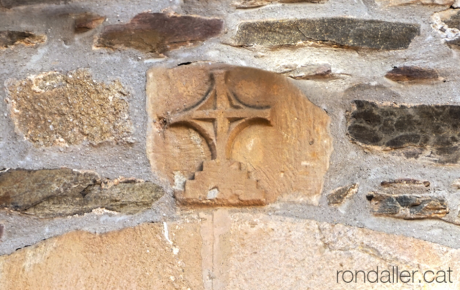 Sant Genís dels Agudells. Detall d'una creu gravada a la porta.