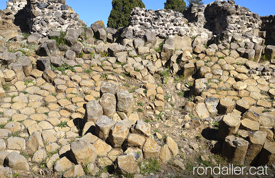 Roques de basalt a les ruïnes del castell de Malavella.
