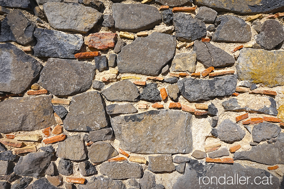 Detall del mur amb pedra volcànica del castell de Malavella.
