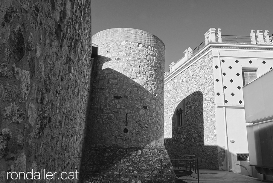 Història de Caldes de Malavella. Vista d'una de les torres del castell.