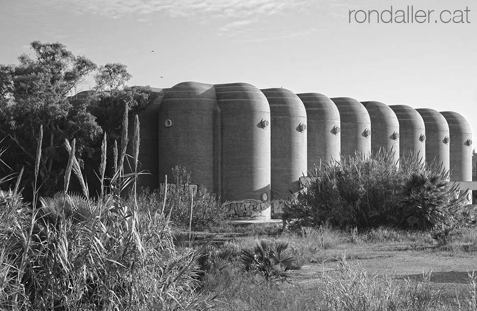 Panoràmica del bloc dels anys setanta de Juan Antonio Hogos i Luis Gay.