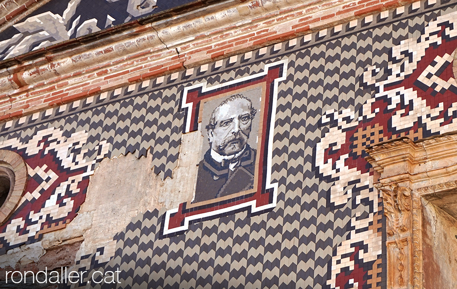 Retrat de Miquel Nolla arealitzat amb mosaic de tessel·les.