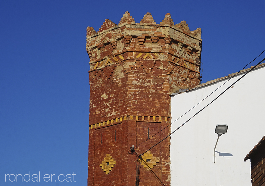 Torre de maó a l'entrada de l'antiga fàbrica de mosaics.