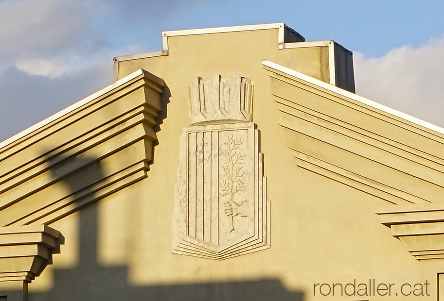Escut de Mataró a la façana del Mercat de Cuba.