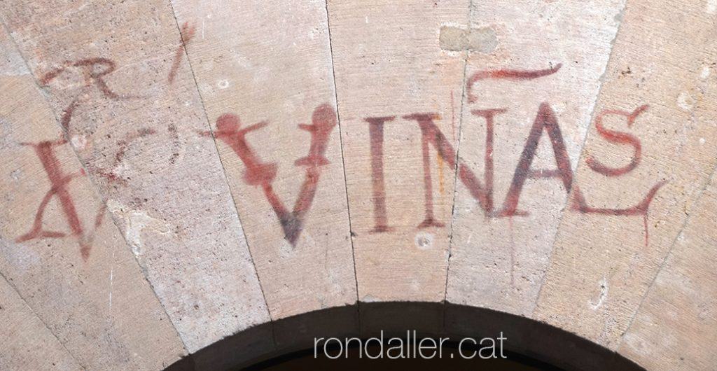 Vítor pintat a la façana del Palau del Lloctinent de Barcelona.