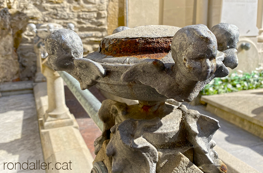 Detall d'un panteó del cementiri parroquial de Sant Genís dels Agudells.