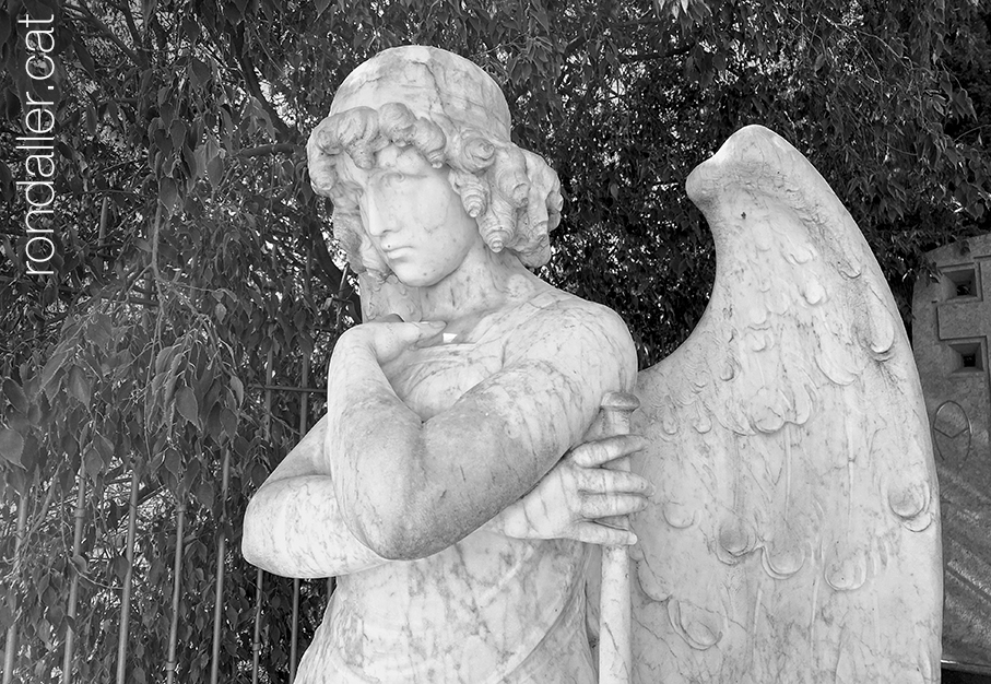 Escultura d'un àngel al cementiri parroquial de Sant Genís dels Agudells.
