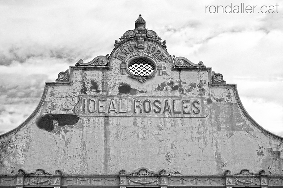 Façana de l'antic cinema Ideal Rosales.