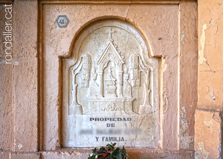 Llosa funerària del nínxol de la família Dalmau al cementiri de Torredembarra.