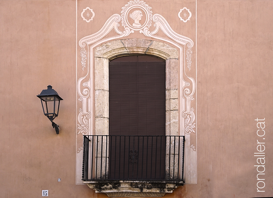 Balcó esgrafiat de Cal Serafí, edifici barroc del segle XVIII.