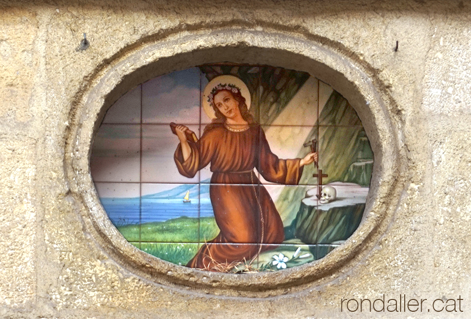 Plafó ceràmic amb la imatge de santa Rosalia, patrona de la vila.