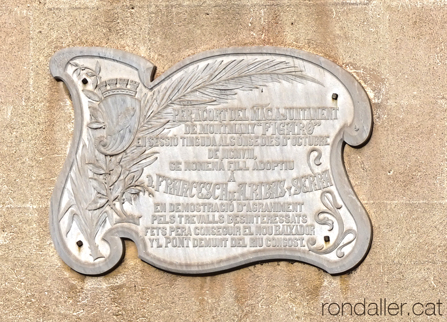 Placa commemorativa en homenatge a l'industrial Francesc d'Assís Ribas i Serra.