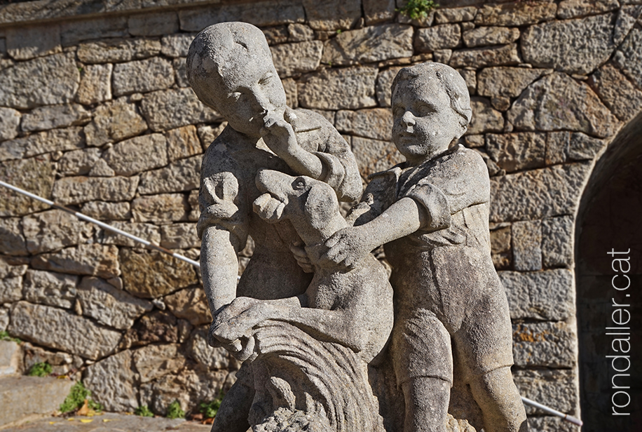 Història de Figaró-Montmany. Escultures de dos infants a l'entrada de Can Gambús.