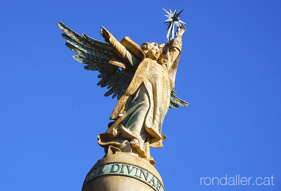 Escultura de l'Àngel a Sant Pere del Bosc a Lloret de Mar.