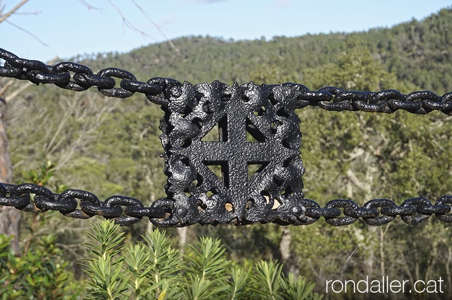 Sant Pere del Bosc. Detall de la reixa modernista de ferro de la creu de terme.