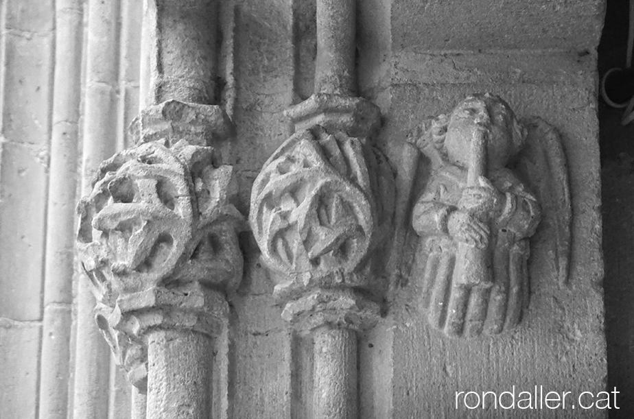 Sant Romà de Lloret de Mar. Detall de la portalada gòtica.