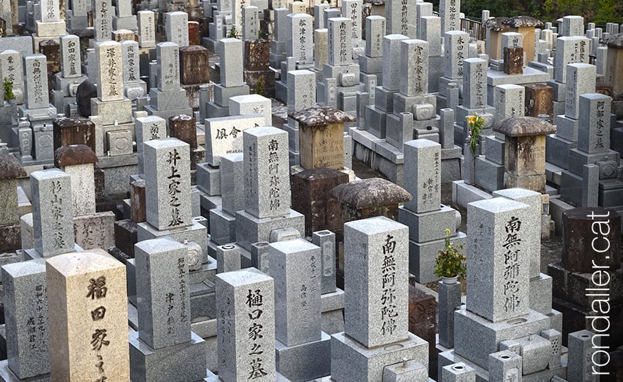 Panoràmica del cementiri de Kiyomizu-dera a Kyoto.