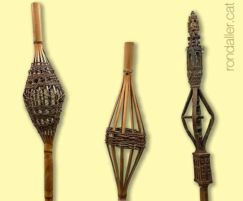 Imatge de tres filoses conservades al Museu Etnològic de Barcelona.