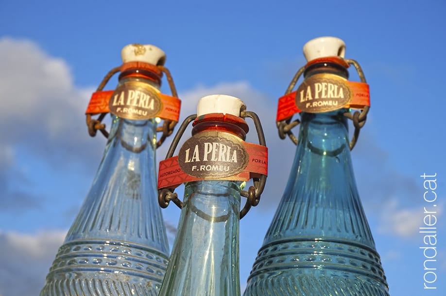 Etiquetes d'ampolles de gasosa de La Perla de Mataró.