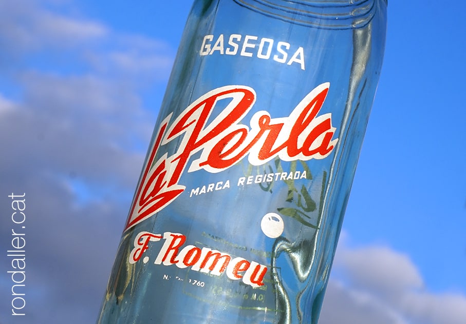 Detall del serigrafiat d'una ampolla de gasosa La Perla de Mataró.