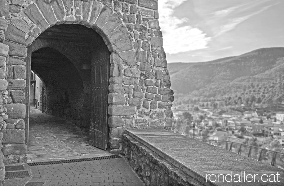 Portal de Cardona, entrada a la vila medieval.