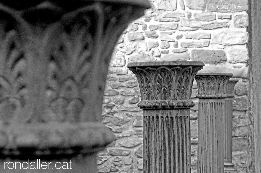 Columnes de ferro al carrer Major de Súria.