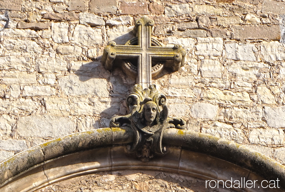 Portalada de l'església de Sant Cristòfol, projectada per Sagnier.