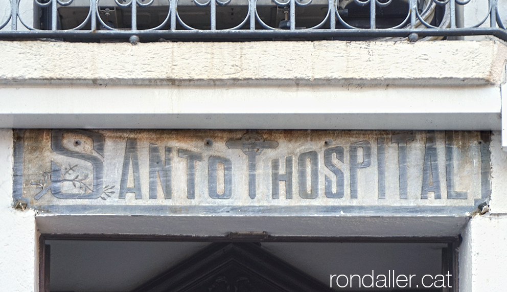 Rètol de l'antic hospital de pobres de Malgrat de Mar.