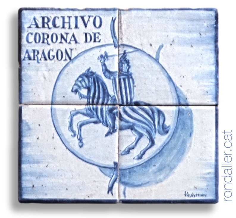 Plafó ceràmic a la porta de d'Arxiu de la Corona d'Aragó.