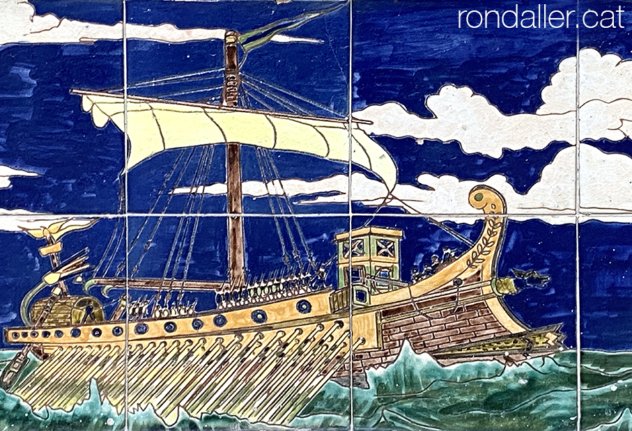 Plafó ceràmic amb una nau vikinga a Lloret de Mar