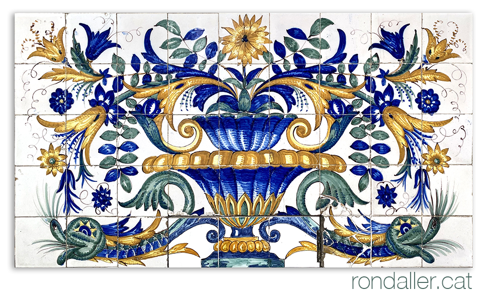 Mosaic amb una gerra de flors, realitzat el 1923 per Francesc Canyellas.