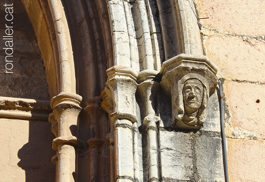 Itinerari per Sagunt. Mènsula amb un cap a la porta de l'església de Santa Maria.