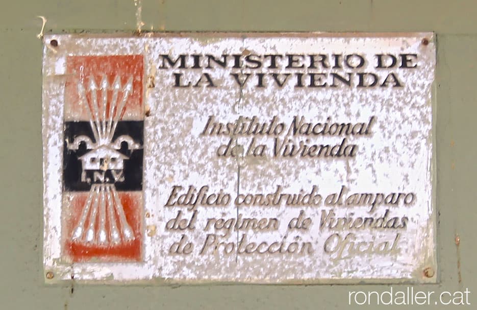 Antiga placa del Ministerio de la Vivienda a la porta d'un habitatge.