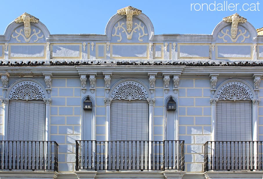 Façana de finals del segle XIX a la casa Tadeo.