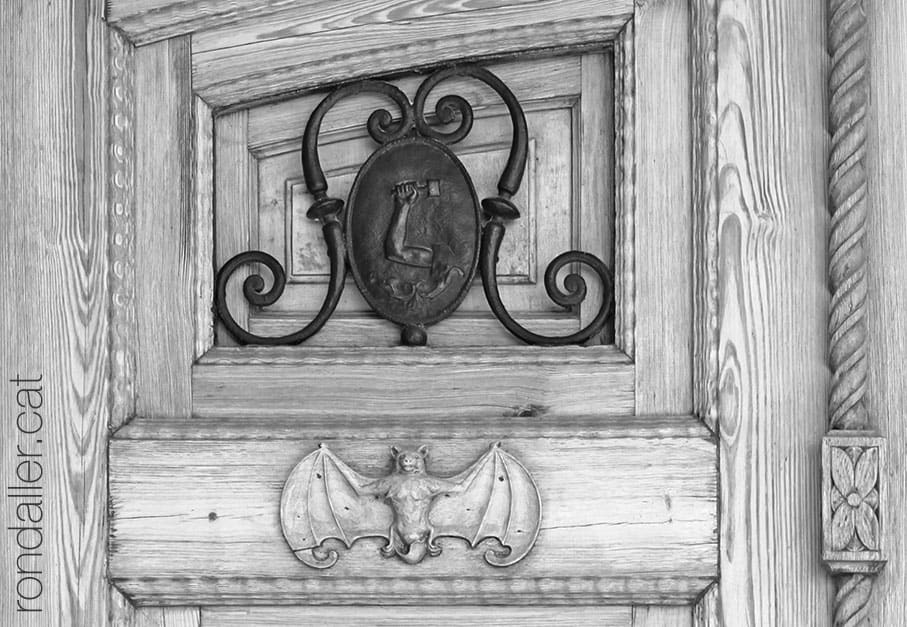Itinerari per Massarrojos. Emblemes a la porta de la casa de Nicolau Primitiu.