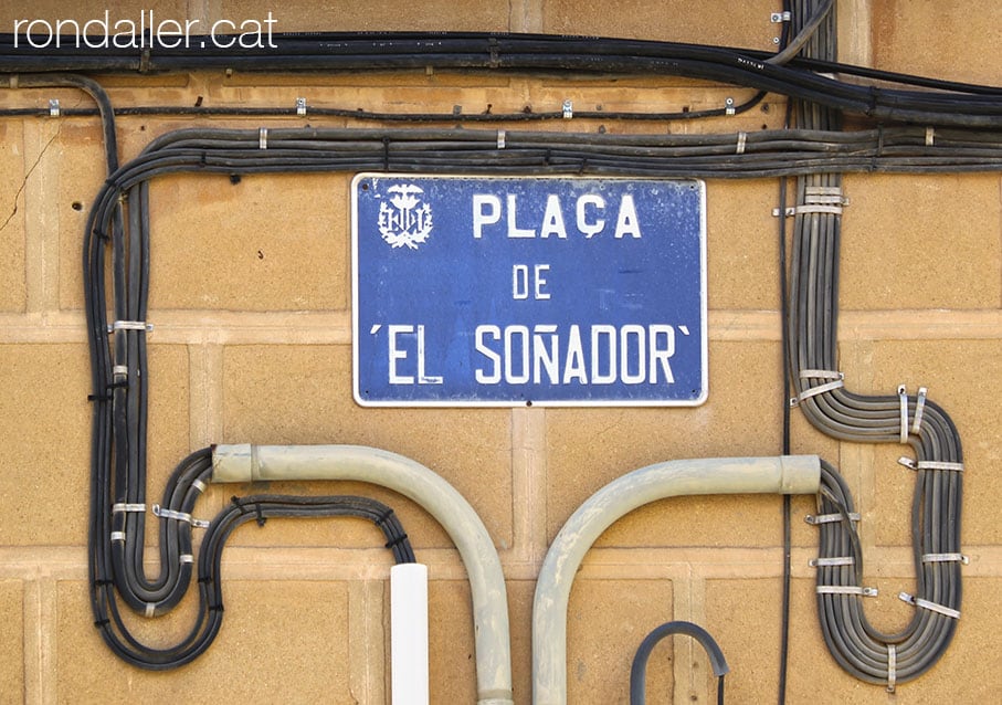 Placa de la plaça de El Soñador, envoltada de cables elèctrics.