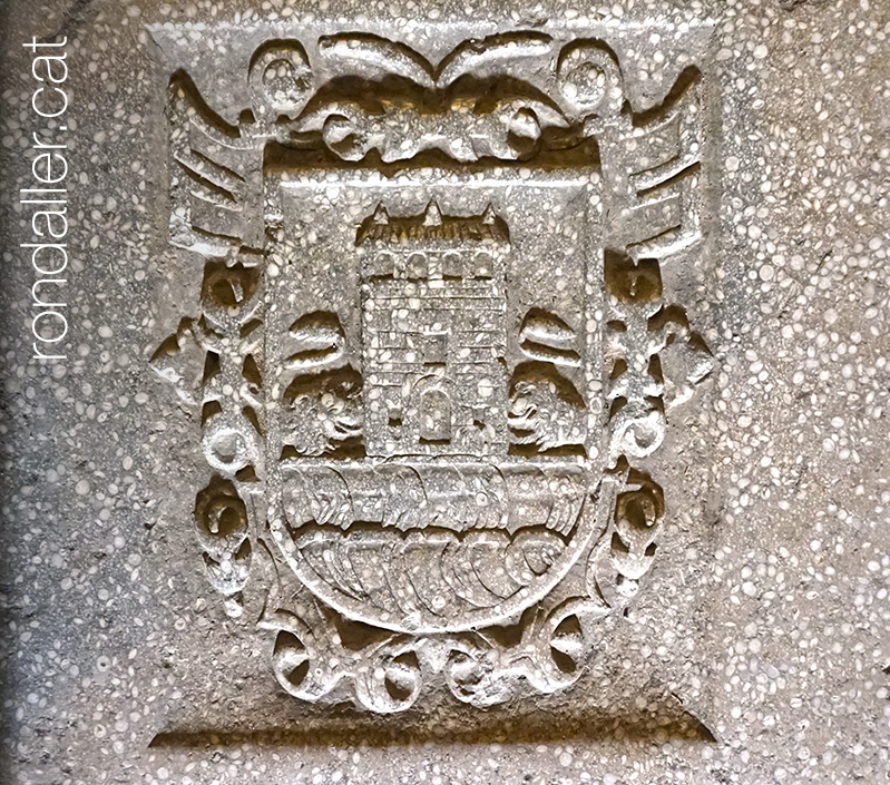 Els sepulcres de Sant Pere de Besalú: escut heràldic en una tomba.