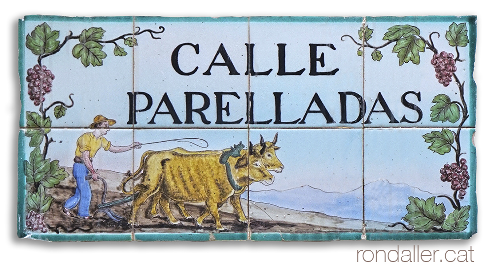 Mosaic amb el nom del carrer Parellades.