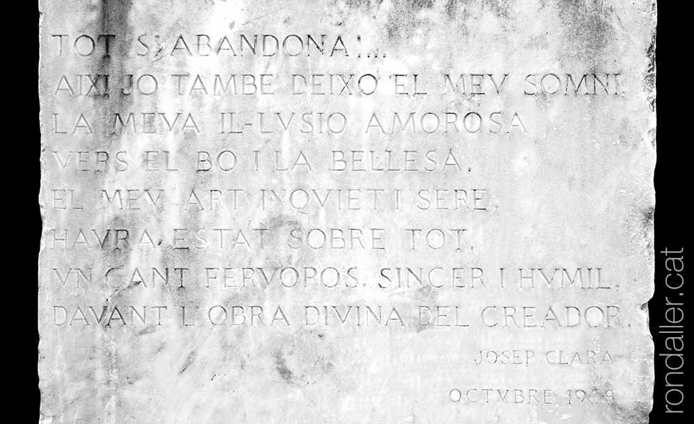 Inscripció en pedra, amb un text de l'artista.