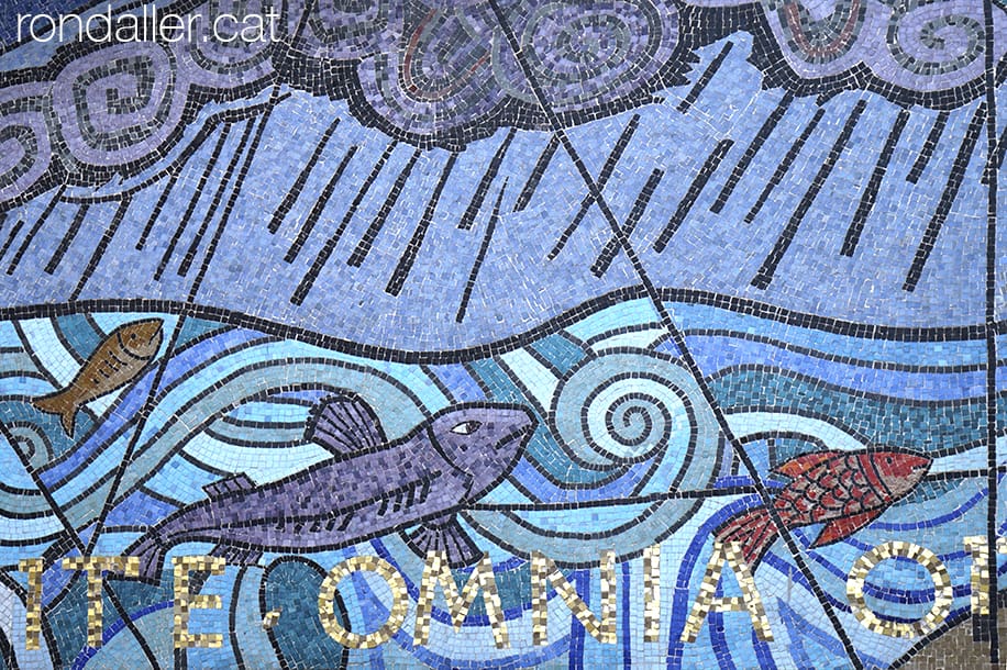 mosaic de Sant Francesc d'Assís. Detall de l'aigua i els peixos.