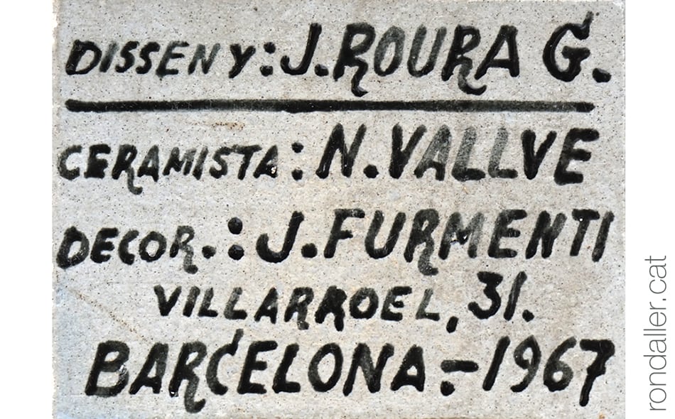 Signatura dels autors del plànol en ceràmica realitzat el 1967.