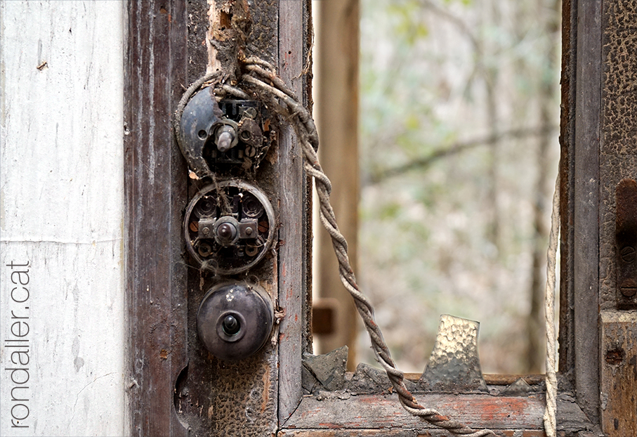 Antics interruptors de la llum a la porta de l'hostatgeria.