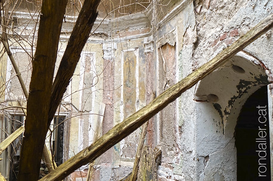 Mare de Déu de la Consolació. Interior del cambril enrunat.