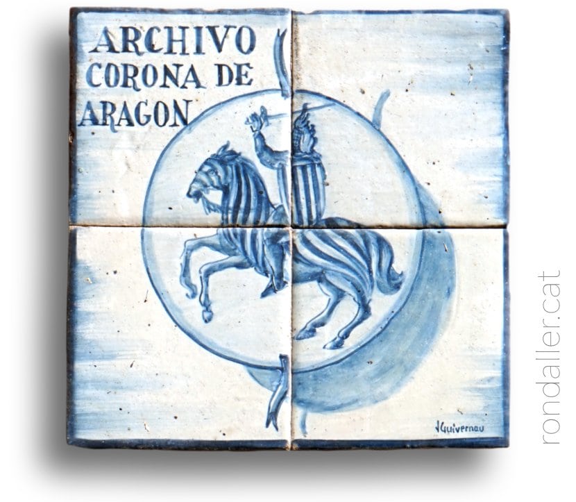 Plafó ceràmic a la porta de d'Arxiu de la Corona d'Aragó.