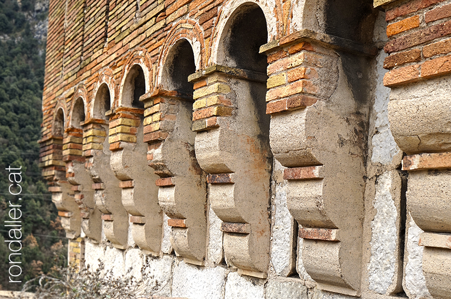 Detall de la decoració neomedieval a l'exterior de l'edifici.