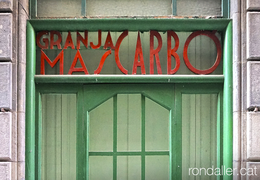 Rètols de comerços i empreses. Lletrero de la Granja Mas Carbó al carrer Lledó.