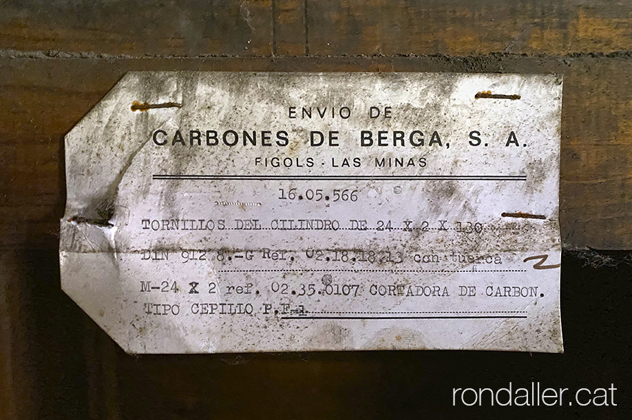 Antiga etiqueta per identificar material al magatzem de les mines de Fígols.