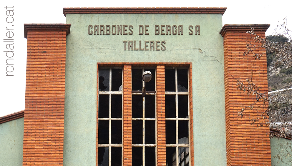 Carbones de Berga, S.A. Façana de la nau corresponent als tallers.